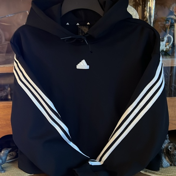 NWT Stylish Small Woman’s Cropped Black Pullover Hoodie - Picture 6 of 11